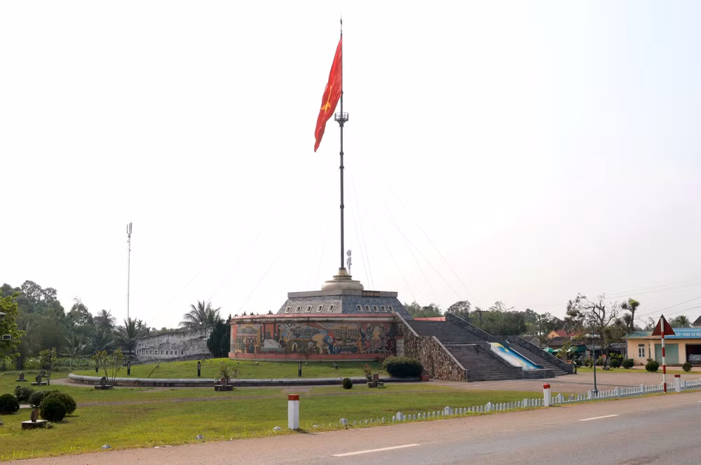 Cột cờ Tổ quốc uy nghiêm trong khát vọng hòa bình.