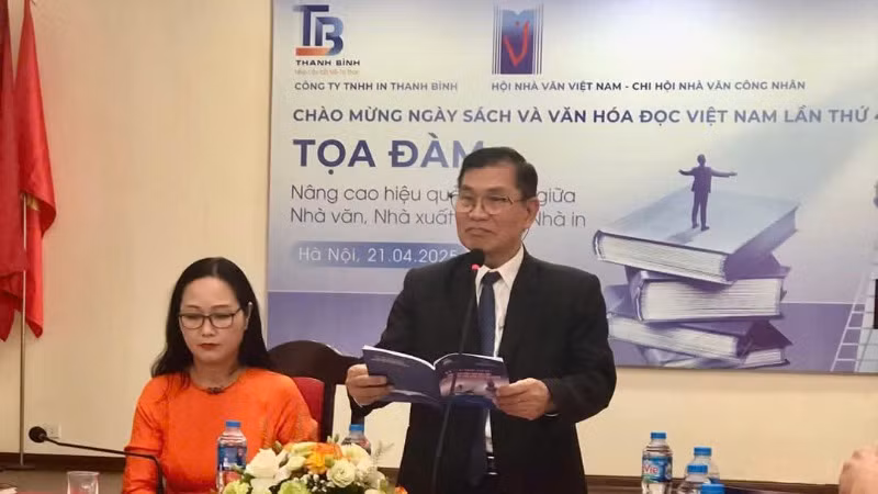 Nhà thơ Lê Tuấn Lộc (bên phải) trình bày ý kiến tại tọa đàm.
