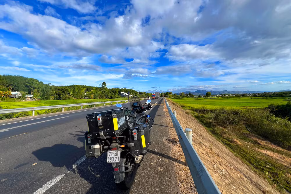 Nhiều du khách vượt hành trình xa xôi để tham quan "Ngã ba Đông Dương".