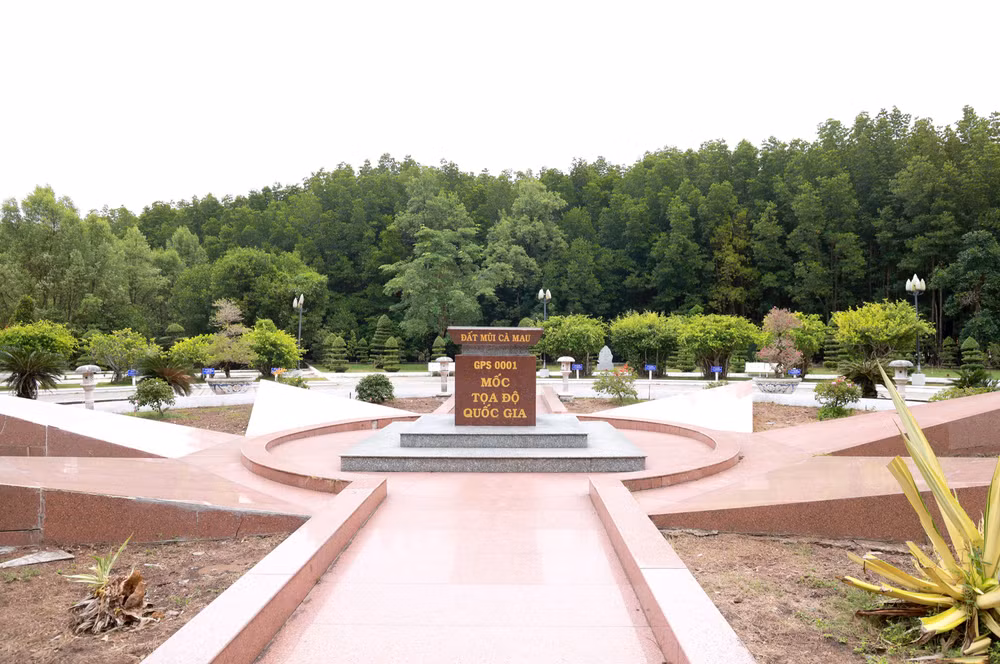 Mốc tọa độ quốc gia GPS 0001 - Đất Mũi Cà Mau.