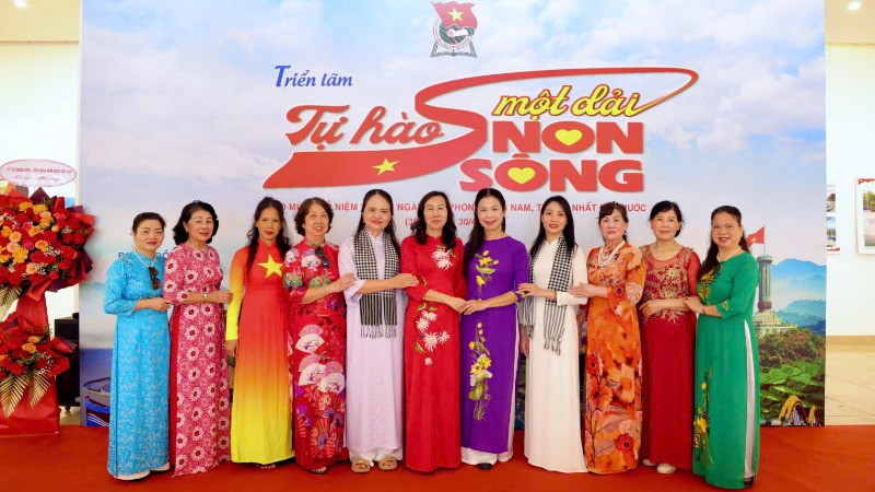 Khách tham quan thể hiện sự trang trọng khi tham gia các sự kiện kỷ niệm 50 năm thống nhất đất nước. Khách tham quan thể hiện sự trang trọng khi tham gia các sự kiện kỷ niệm 50 năm thống nhất đất nước.