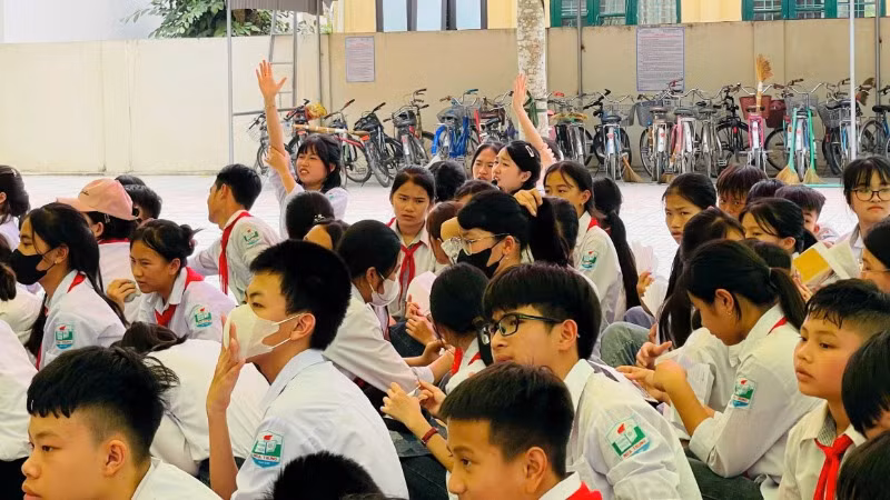 Học sinh trường Trung học cơ sở Nga Trung, huyện Nga Sơn, tỉnh Thanh Hóa sôi nổi tham gia phần giao lưu về văn hóa đọc.