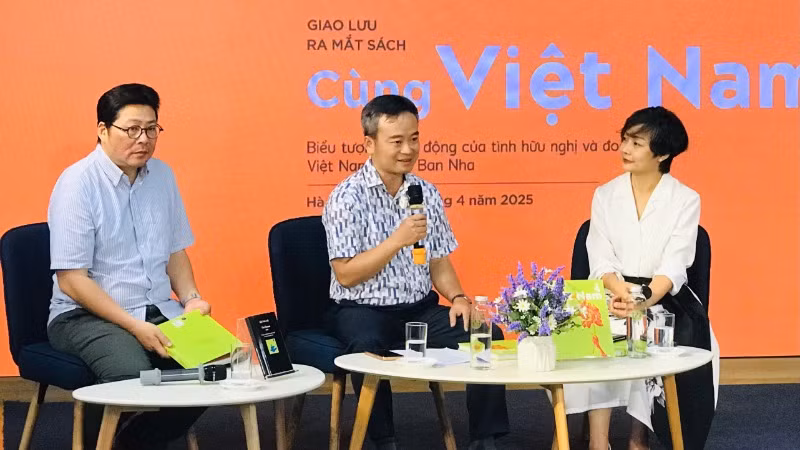 Các diễn giả chia sẻ về tập thơ "Cùng Việt Nam".