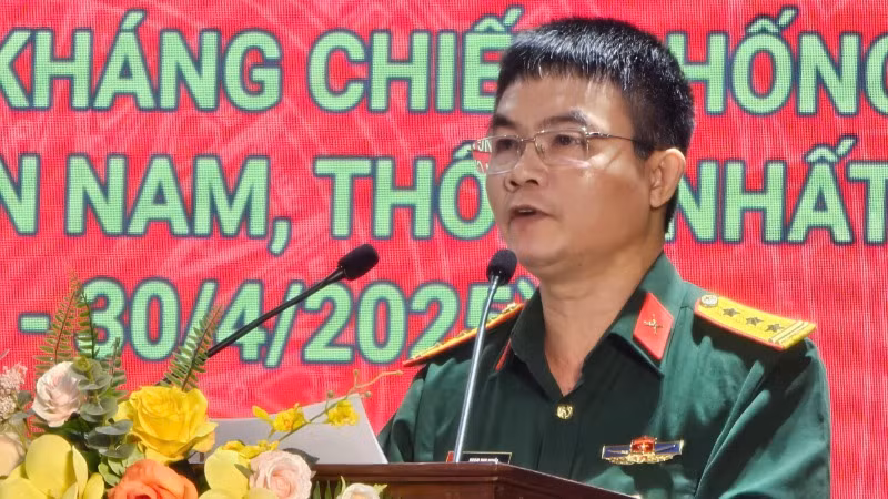 Thượng tá, Tiến sĩ Phạm Duy Nghĩa trình bày báo cáo đề dẫn.