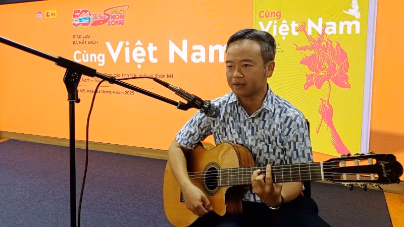 Tiến sĩ ngôn ngữ Đỗ Anh Vũ trong phần giao lưu thơ-nhạc.