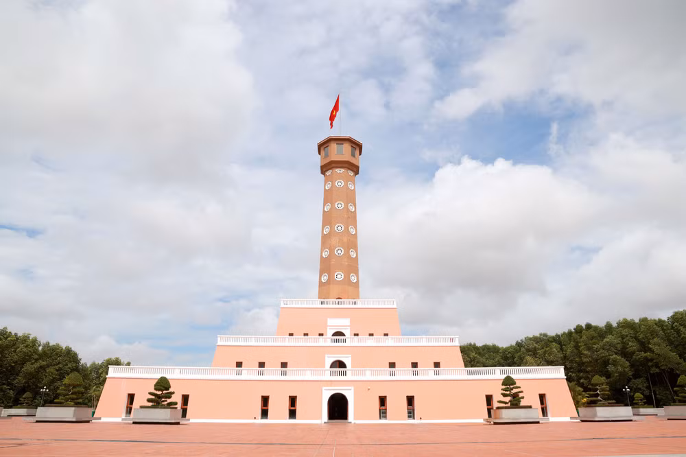 Cột cờ Tổ quốc trong vẻ đẹp uy nghiêm, khoáng đạt.