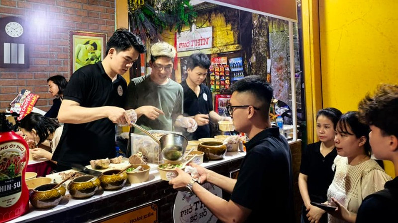 Với người Hà Nội, phở Thìn Bờ Hồ là ký ức sâu đậm. Ảnh: Ngọc Xiêm Với người Hà Nội, phở Thìn Bờ Hồ là ký ức sâu đậm. Ảnh: Ngọc Xiêm