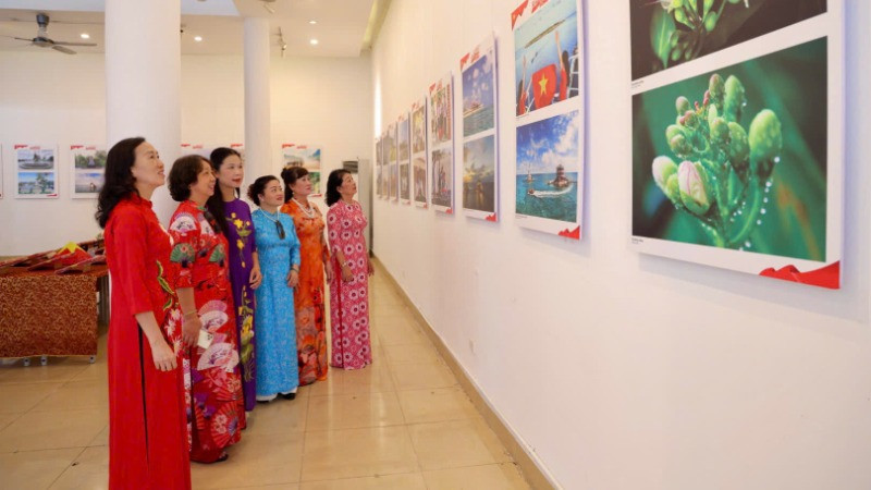 Triển lãm thu hút đông đảo khách tham quan. Triển lãm thu hút đông đảo khách tham quan.