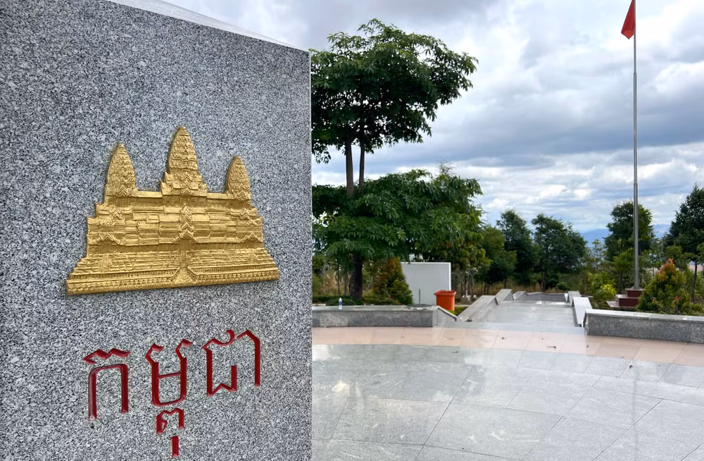 Quốc huy của Campuchia trên cột mốc biên giới.