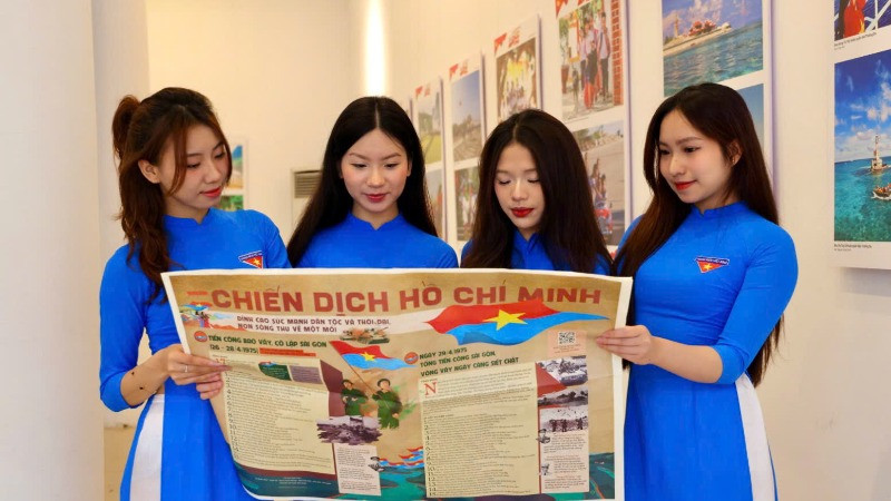 Góc đọc báo và giao lưu tại không gian triển lãm. Góc đọc báo và giao lưu tại không gian triển lãm.