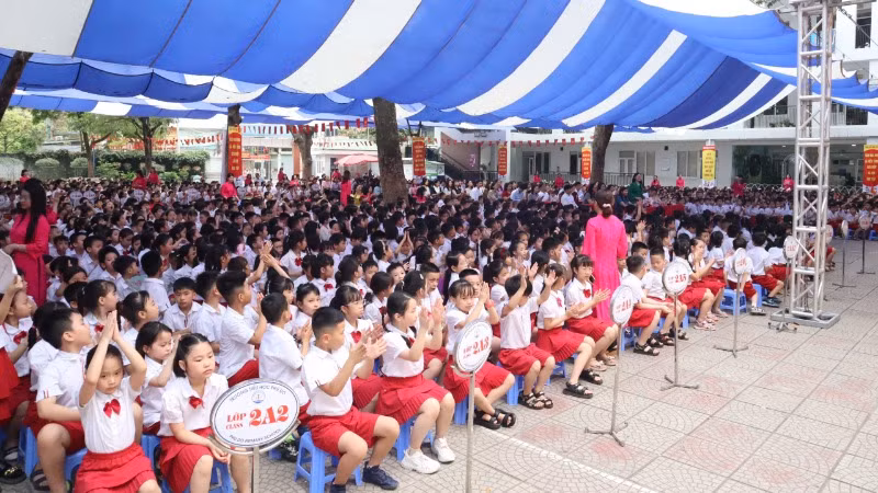 Các em học sinh hưởng ứng sôi nổi hoạt động của Ngày Sách và Văn hóa đọc.