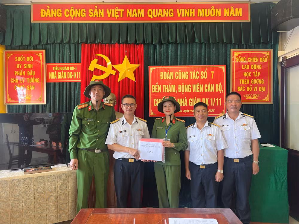 Đại diện đoàn công tác Trường cao đẳng Cảnh sát nhân dân I tặng quà bộ đội Hải quân.