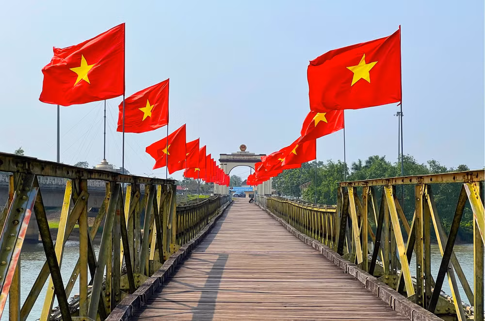 Cờ đỏ sao vàng kiêu hãnh tung bay.