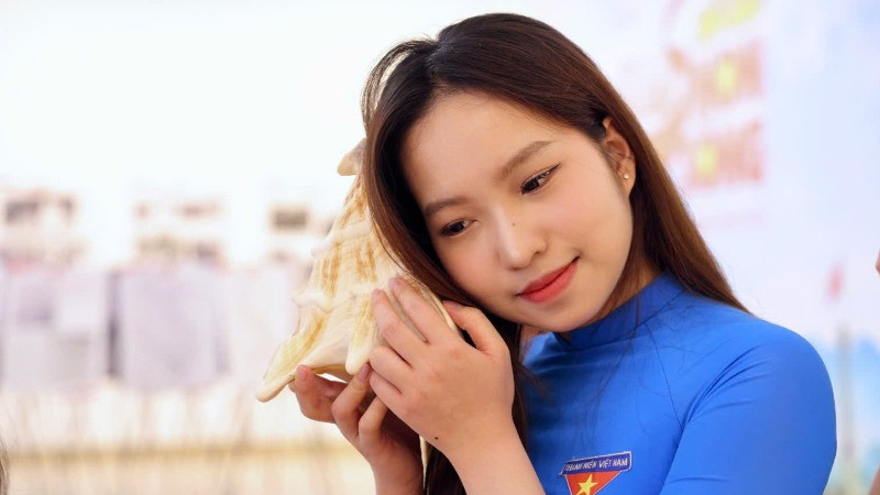 Thế hệ thanh niên xúc động khi chạm vào vỏ ốc được gửi về từ Trường Sa. Thế hệ thanh niên xúc động khi chạm vào vỏ ốc được gửi về từ Trường Sa.