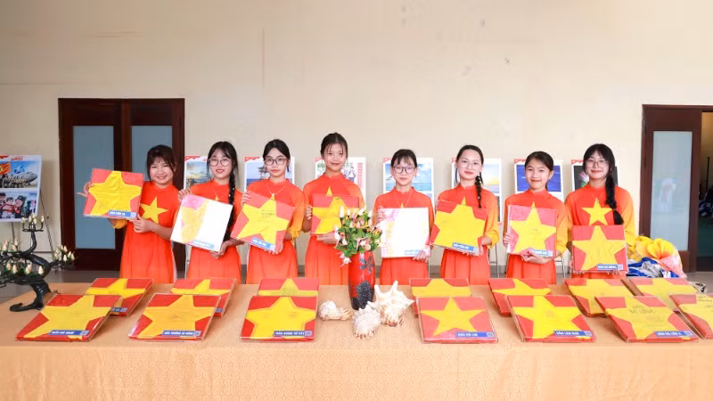 Những lá cờ Tổ quốc từng tung bay ở đảo xa lại trở về đất liền trong các không gian lưu niệm. Những lá cờ Tổ quốc từng tung bay ở đảo xa lại trở về đất liền trong các không gian lưu niệm.