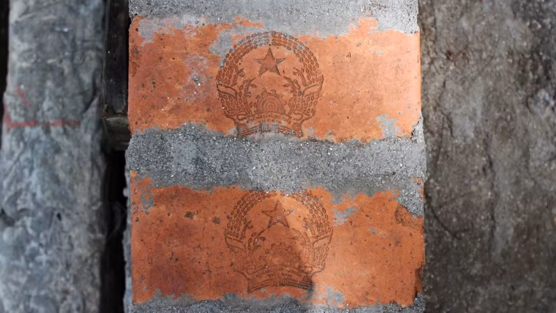 Hình Quốc huy đầy thiêng liêng in dấu trên những bức tường gạch đỏ.