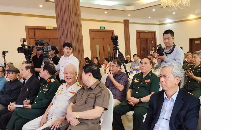 Nhiều văn nghệ sĩ và các cựu chiến binh có mặt để chia sẻ niềm vui cùng tác giả.