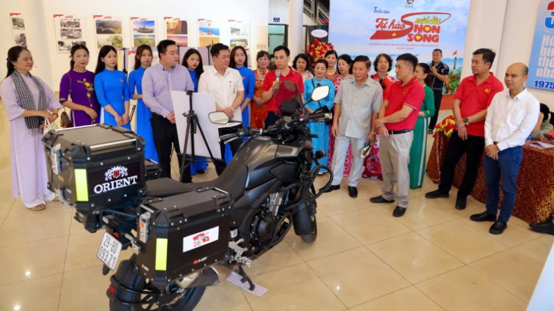 Chiếc xe mô-tô CB500X do Chủ tịch Hội Biển đảo Việt Trần Vũ Thành sử dụng trong hành trình kết nối, tri ân "Tự hào một dải non sông" được trưng bày tại triển lãm. Chiếc xe mô-tô CB500X do Chủ tịch Hội Biển đảo Việt Trần Vũ Thành sử dụng trong hành trình kết nối, tri ân "Tự hào một dải non sông" được trưng bày tại triển lãm.