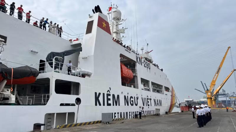 Và những chuyến tàu vẫn rẽ sóng ra khơi.