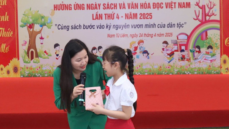 Các phần quà ý nghĩa được Ban tổ chức chuẩn bị chu đáo để trao cho học sinh. Các phần quà ý nghĩa được Ban tổ chức chuẩn bị chu đáo để trao cho học sinh.