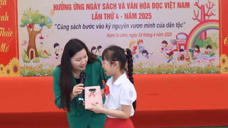 Các phần quà ý nghĩa được Ban tổ chức chuẩn bị chu đáo để trao cho học sinh.