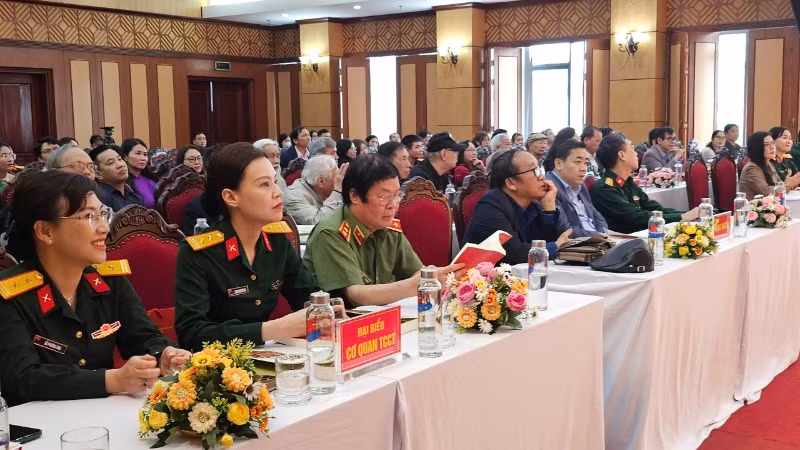 Hội thảo thu hút đông đảo đại biểu trong và ngoài quân đội.