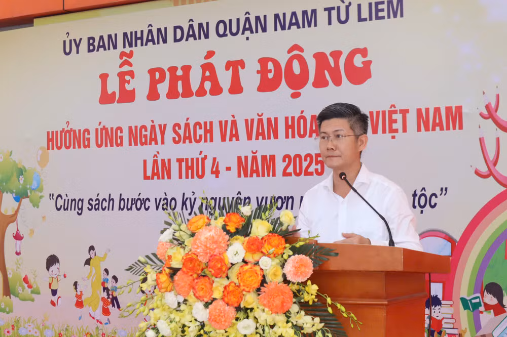 Đồng chí Bùi Ngọc Kính, Trưởng phòng Giáo dục và Đào tạo quận Nam Từ Liêm phát biểu tại buổi lễ.