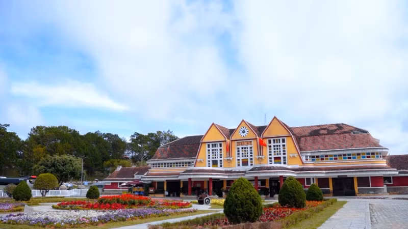 Nhà ga Đà Lạt được xây dựng theo ý tưởng từ ngọn núi Langbiang. Nhà ga Đà Lạt được xây dựng theo ý tưởng từ ngọn núi Langbiang.