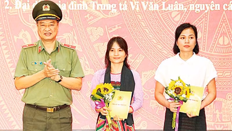 Giám đốc Công an tỉnh Thanh Hóa trao quà tặng cho thân nhân các liệt sĩ hy sinh trong đấu tranh với tội phạm ma túy.