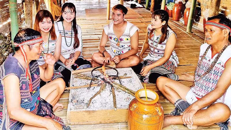 Nghe người già kể khan.