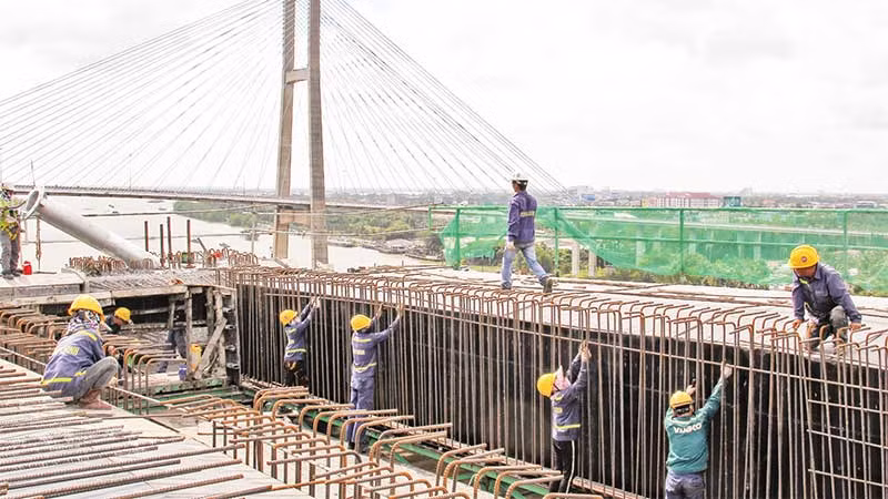 Công nhân thi công công trình cầu Mỹ Thuận 2 đẩy nhanh tiến độ để hoàn thiện cầu. (Ảnh BÁ DŨNG)