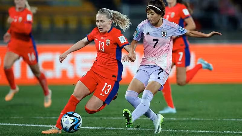 Phong độ cao và sức bền đã giúp Nhật Bản (áo trắng) giành chiến thắng trước Na Uy ở vòng 16 đội.