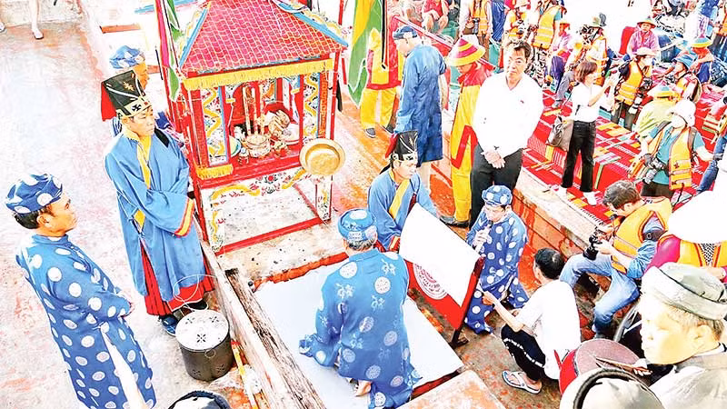 Nghi lễ Nghinh Ông tại Lễ hội Nghinh Ông, phường Thắng Tam, thành phố Vũng Tàu năm 2022.