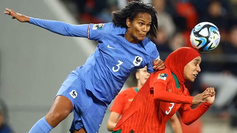 Tuyển nữ Pháp (bên trái) đã thể hiện sức mạnh khi thắng đậm Morocco 4-0 tại vòng 16 đội.