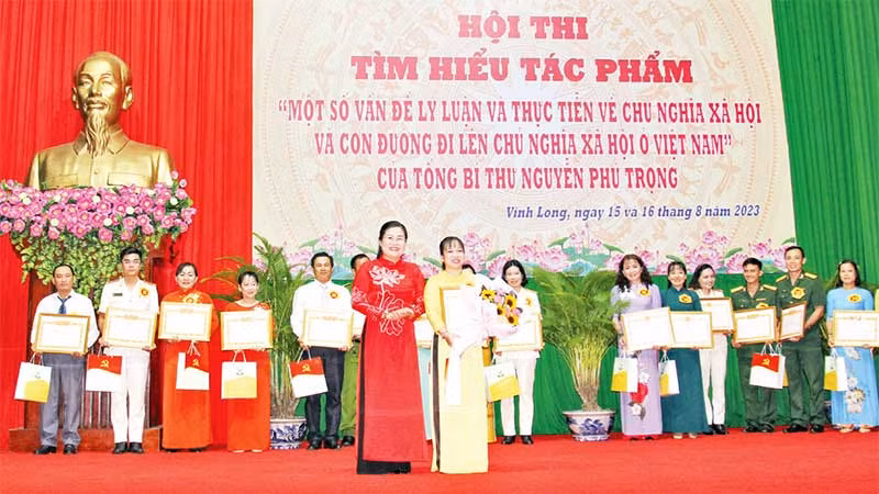 Ban tổ chức trao thưởng cho các thí sinh đạt giải hội thi.