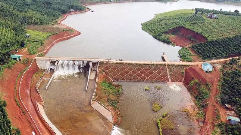 Công trình hồ chứa nước Đắk N'Ting, bon N'Ting, xã Quảng Sơn, huyện Đắk Glong, tỉnh Đắk Nông bị sự cố sạt trượt, dịch chuyển đập tràn, có nguy cơ cao vỡ thân đập.