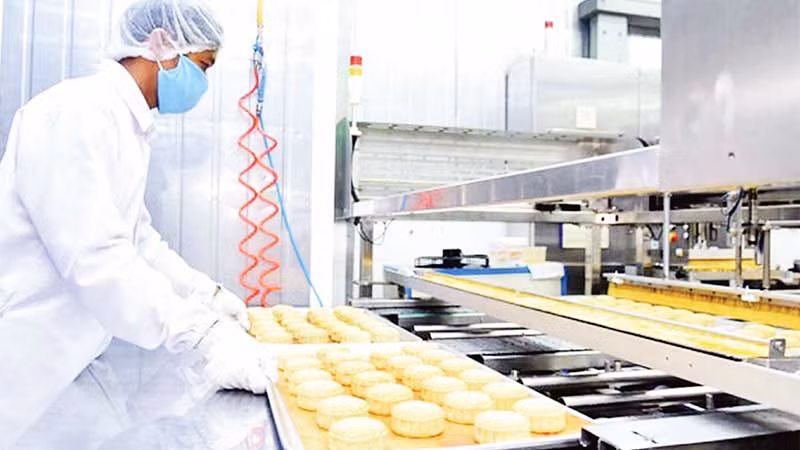 Sản xuất bánh trung thu tại Tập đoàn KIDO.