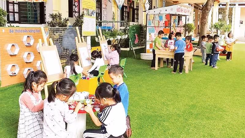 Trường mầm non xã Phụng Thượng, huyện Phúc Thọ được hỗ trợ đầu tư xây dựng khang trang, đáp ứng nhu cầu của người dân trên địa bàn. (Ảnh ANH SA)