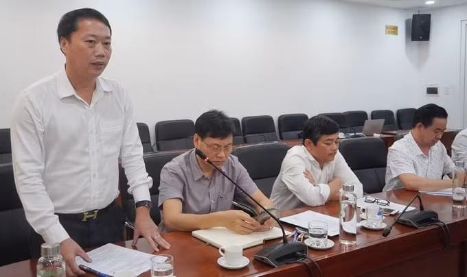 Phó Tổng biên tập Báo Nông nghiệp Việt Nam Lê Trọng Đảm (người đứng phát biểu) và Phó Tổng biên tập Báo Nông nghiệp Việt Nam Trần Văn Cao (thứ ba từ bên trái qua) tham dự buổi tổng kết đánh giá. Ảnh: Hồng Thắm.