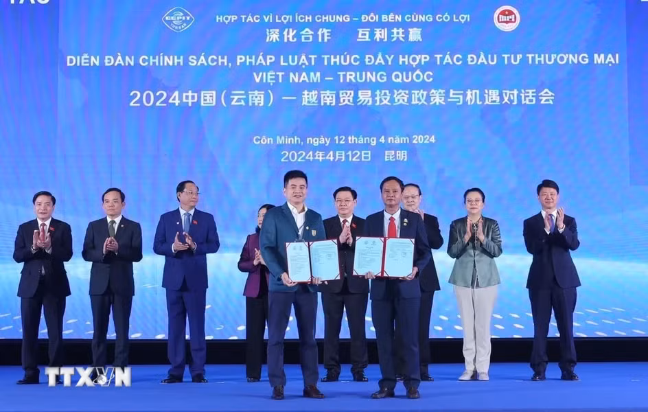 Chủ tịch Quốc hội Vương Đình Huệ chứng kiến doanh nghiệp hai nước trao đổi Biên bản ghi nhớ hợp tác. Ảnh: TTXVN.