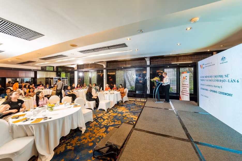 Các học viên tham dự chương trình khai giảng khóa “Hành trình Hỗ trợ phụ nữ trong vai trò lãnh đạo” lần 6. Ảnh: VAC.