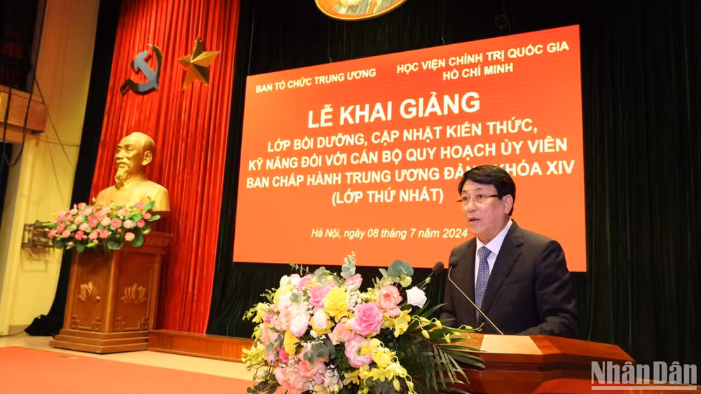 Đồng chí Lương Cường phát biểu ý kiến chỉ đạo tại Lễ khai giảng Lớp bồi dưỡng, cập nhật kiến thức, kỹ năng đối với cán bộ quy hoạch Ủy viên Ban Chấp hành Trung ương khóa XIV (lớp thứ nhất).