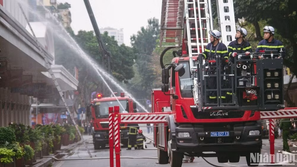 Lực lượng cảnh sát phòng cháy chữa cháy diễn tập chữa cháy tại Trung tâm thương mại Tràng Tiền. (Ảnh: DUY LINH)