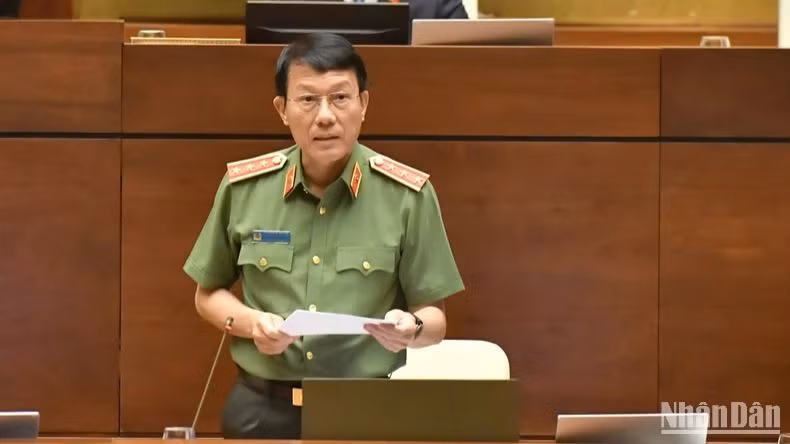 Bộ trưởng Công an Lương Tam Quang giải trình, làm rõ một số vấn đề đại biểu Quốc hội nêu tại phiên thảo luận về dự án Luật Phòng, chống mua bán người (sửa đổi), ngày 24/6/2204. (Ảnh: ĐĂNG KHOA)