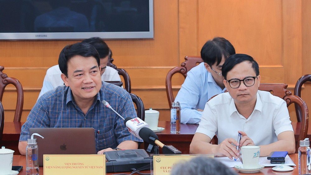 Viện trưởng Viện Năng lượng nguyên tử Việt Nam Trần Chí Thành (bên trái) trong cuộc họp báo.