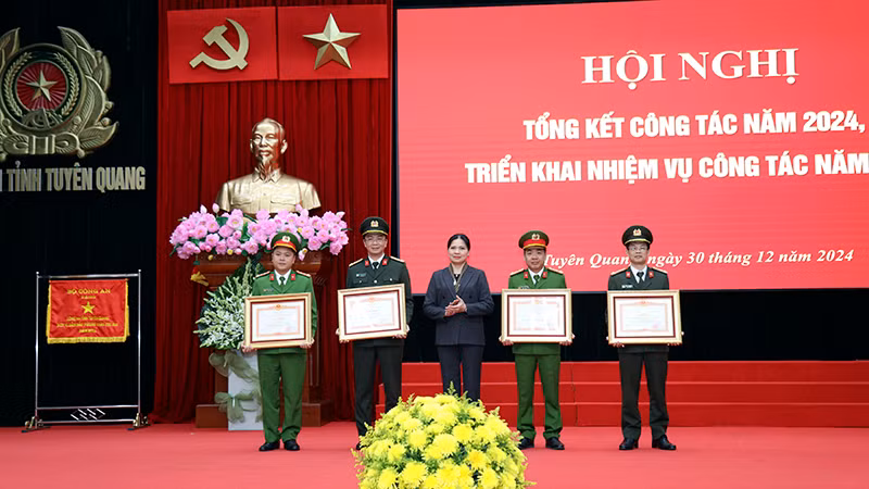 Thừa ủy quyền của Thủ tướng Chính phủ, đồng chí Hà Thị Nga, Bí thư Tỉnh ủy Tuyên Quang trao Bằng khen cho Đảng bộ Công an tỉnh.