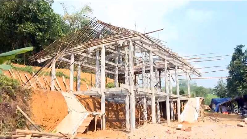 Ngôi nhà sàn cột bê-tông của gia đình ông Vi Văn Các, xã Bằng Cốc, huyện Hàm Yên dự kiến sẽ hoàn thành trong tháng 12/2024.