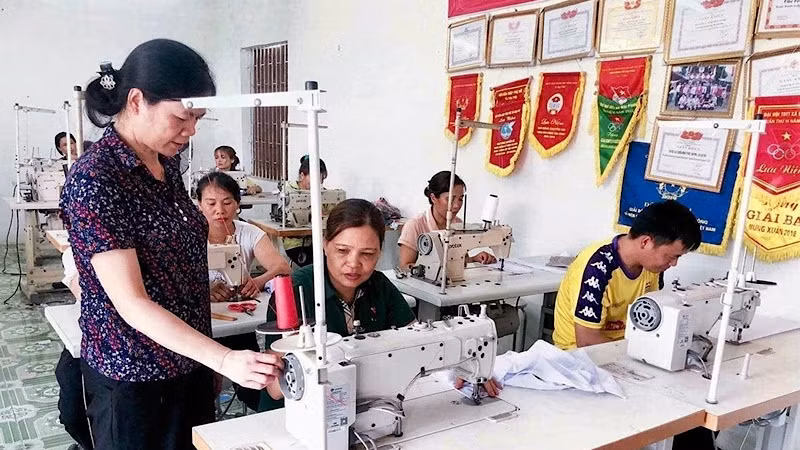 Lớp đào tạo nghề may cho người lao động tại huyện Sơn Dương.