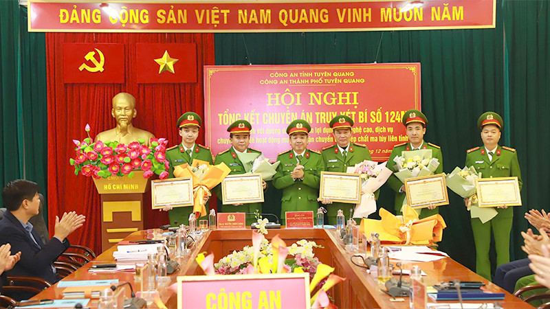 Đại tá Nguyễn Thành Chung, Phó Giám đốc Công an tỉnh Tuyên Quang trao Bằng khen của Bộ trưởng Công an cho các tập thể, cá nhân có thành tích xuất sắc đột xuất trong đấu tranh chuyên án 124M.