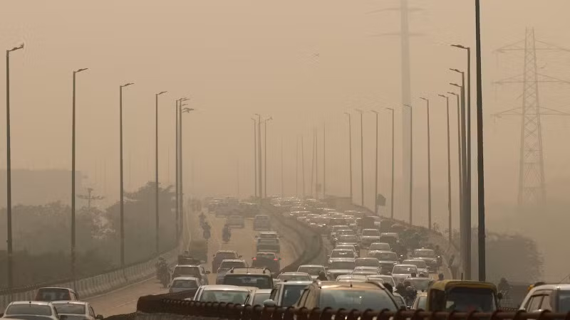 Xe cộ di chuyển trên một tuyến đường cao tốc buổi sáng sương mù độc hại gần thủ đô New Delhi. (Ảnh: Reuters)